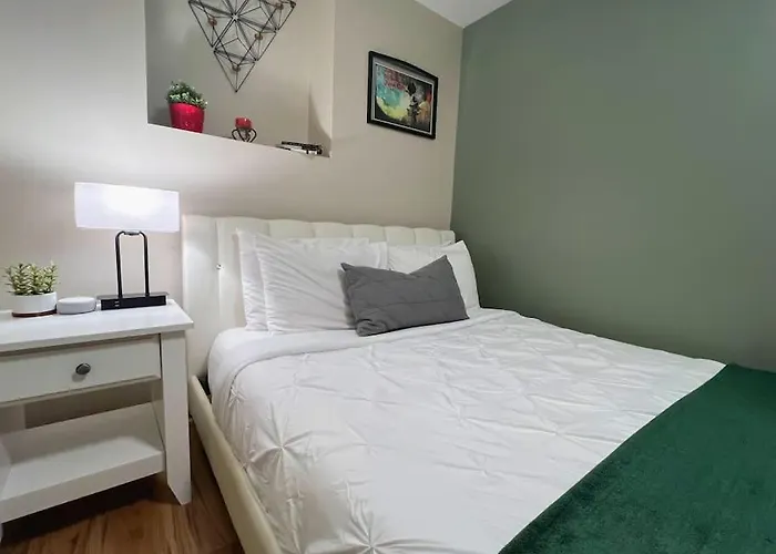 The Banksy-free Parking -4 Bedroom W King Bed- Firepit Rooftop Near United Center *