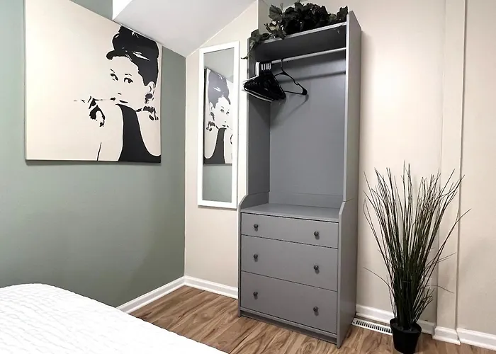 The Banksy-free Parking -4 Bedroom W King Bed- Firepit Rooftop Near United Center *