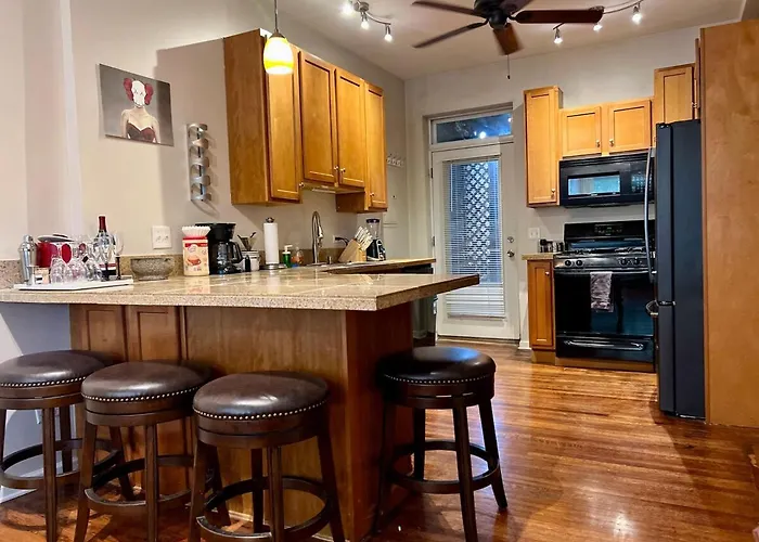 The Banksy-free Parking -4 Bedroom W King Bed- Firepit Rooftop Near United Center * Chicago
