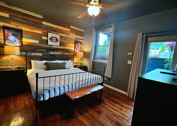The Banksy-free Parking -4 Bedroom W King Bed- Firepit Rooftop Near United Center Chicago