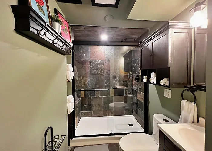 The Banksy-free Parking -4 Bedroom W King Bed- Firepit Rooftop Near United Center * Chicago
